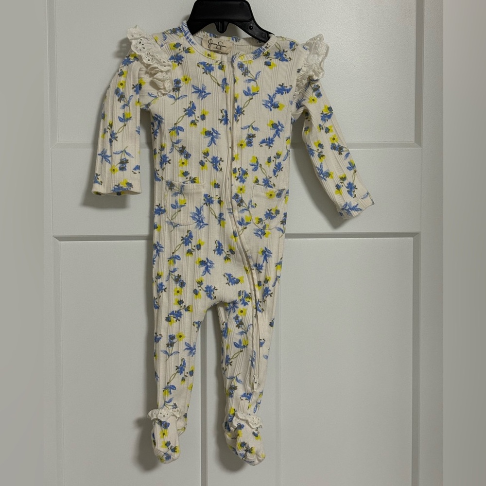 NEW! Baby romper with zipper. Size 6-9 month.